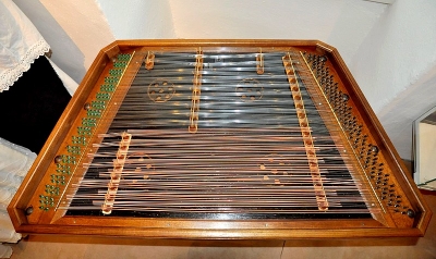 Zreštaurovali cimbal z Nižnej Pokoradze, hudobný nástroj používaný v prostredí slovenských repatriantov