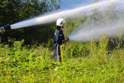 Nedbanlivosťou pri manipulácii s otvoreným ohňom vznikol požiar lesného porastu v Slavošovciach