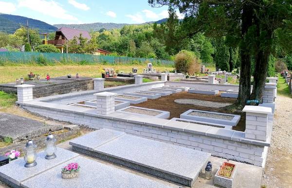 Na evanjelickom cintoríne v Tisovci obnovujú hroby padlých československých vojakov