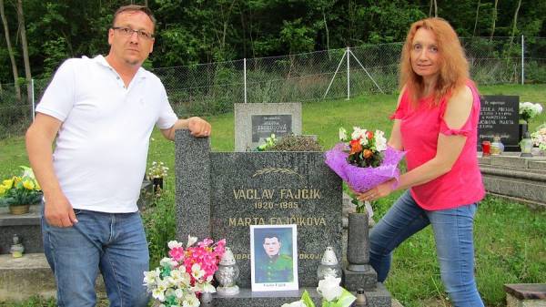 Novomanželia položili svadobnú kyticu k hrobu starkého nevesty v Čiernom Potoku