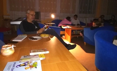 Čítanie pri sviečkach