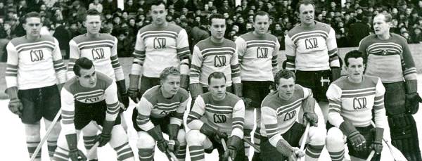 Hokejisti ČSR pri zisku zlatých medailí na MS 1947 v Prahe. Troják (stojí tretí sprava)