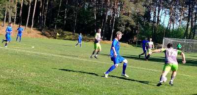Z ligového futbalového zápasu FK Krásnohorské Podhradie TJ Baník Rakovnica 3:1. S loptou na bránu hostí útočí domáci Viktor Koňa.