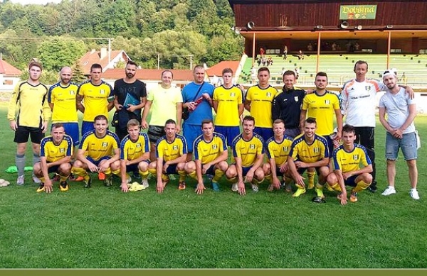 Futbalisti MFK Rožňava pre pohárovým zápasom na ihrisku v Dobšinej.