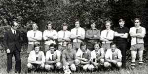 Futbalisti Baníka Rožňavské Bystré v roku 1977: Horný rad zľava: tréner Imrich Kurian, Stanislav Tomko, Vladimír Nagy, Jaroslav Gonos, Ondrej Belák, Július Ujházy, Ján Gajdoš, Július Molnár, Ján Tomko Dolný rad zľava: Ján Uhrin, Ladislav Fabian, Milan Dávid, Peter Urban, Milan Padlák, Jaroslav Urban