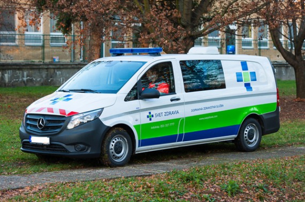 Nemocnice Svet zdravia s pacientmi sa tešia z nových komfortných sanitných vozidiel Mercedes-Benz