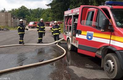 Dobrovoľní hasiči z Jelšavy absolvovali na Lešti školenie od profesionálnych hasičov