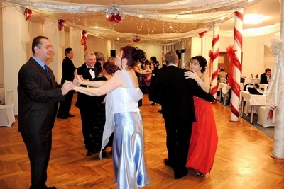 Gemerský ples v bielo-červenom šate