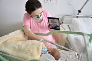 V rožňavskej nemocnici spájajú cez videohovory pacientov s rodinami