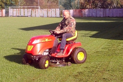 Úprave futbalového ihriska po celý rok venujú v TJ Baník Rožňavské Bystré. Na motorovej kosačke vidíme futbalistu Jána Urbana staršieho.