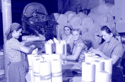 Na obrázku sú pracovníčky Slavošovských papierní Ema Nováková, Eta Pribulová, Margita Trajzová, Helena Turčániová a Mária Migelová pri balení buničitej vaty. 