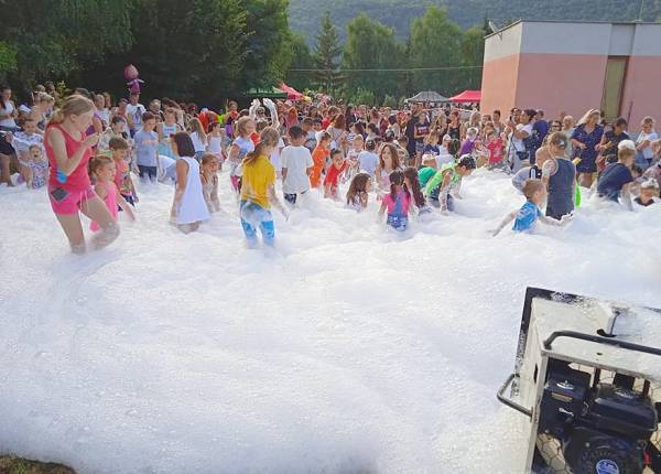 Zábavno-športový deň pre deti, ale aj pre dospelých v Plešivci s hasičskou penou