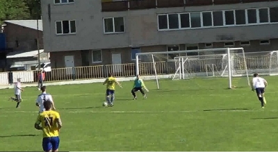 Zo zápasu TIPOS III. ligy Východ 22. kolo MFK Rožňava - MFK Svit 2:0. Gól strieľa J. Figúr do brány Svitu.